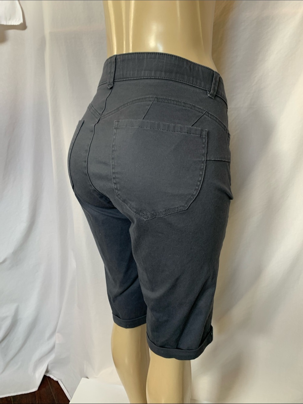 DEMOCRACY Women’s Tummy Control Bermuda Shorts Size 18W Charcoal Color Cuff NWOT